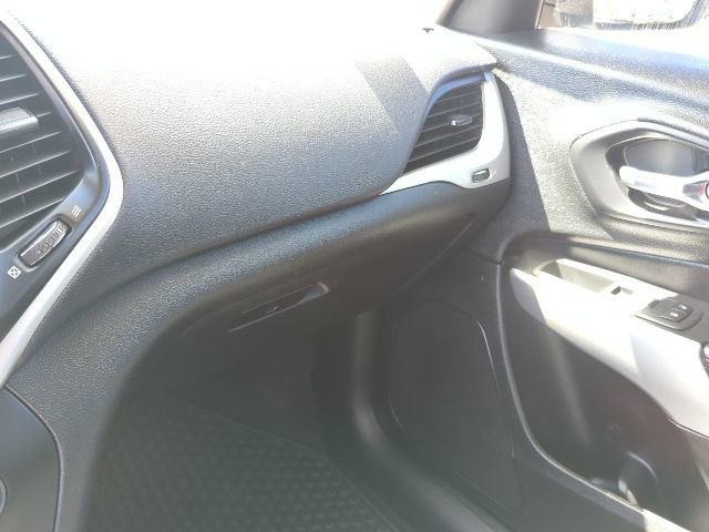 Used 2017 Jeep Cherokee Trailhawk image 8