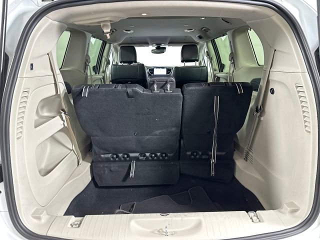 Used 2022 Chrysler Pacifica Touring-L image 26