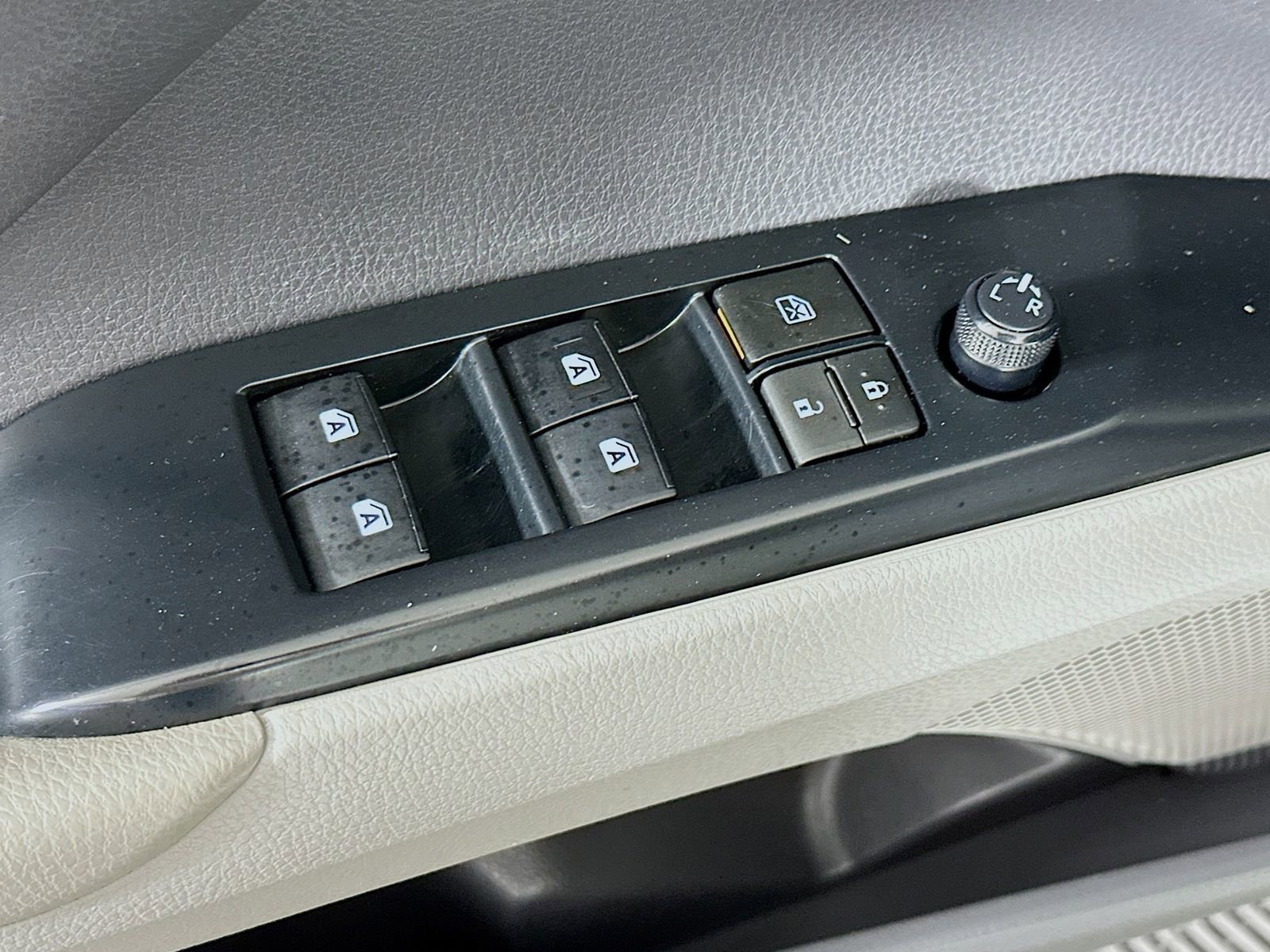 Certified 2020 Toyota Camry SE image 18