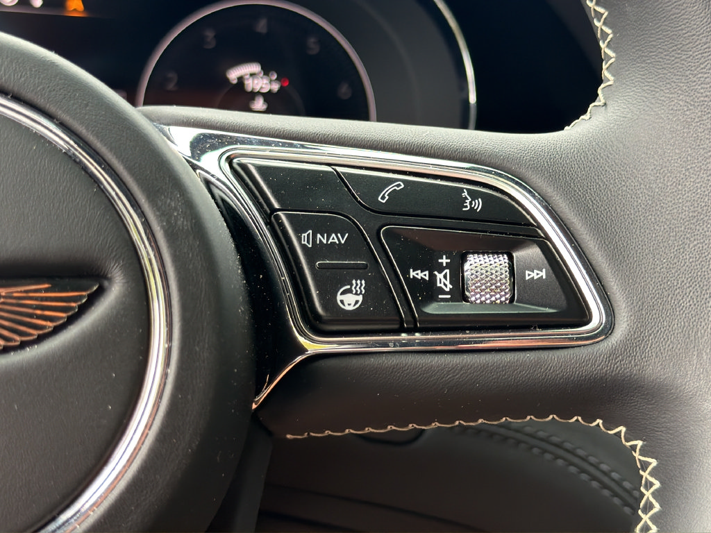 Used 2022 Bentley Bentayga AWD/4WD image 23