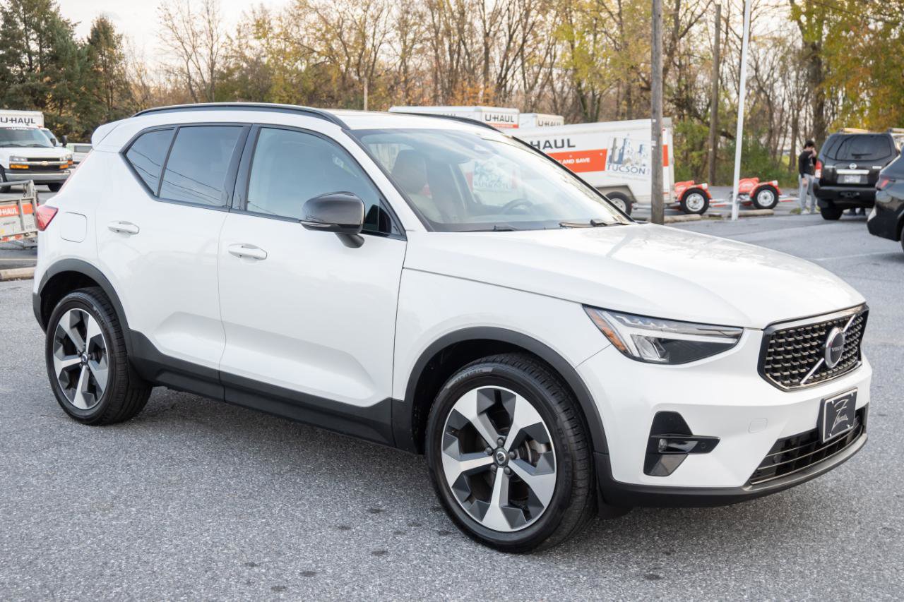 Used 2023 Volvo XC40 B5 Plus AWD/4WD image 4