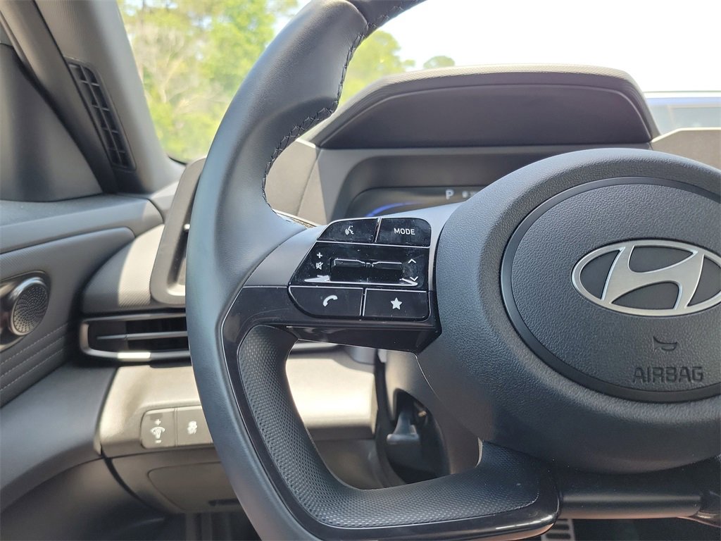 Used 2025 Hyundai Elantra Sport image 13