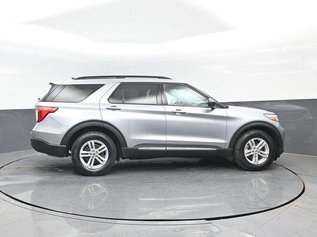 Used 2022 Ford Explorer XLT image 3