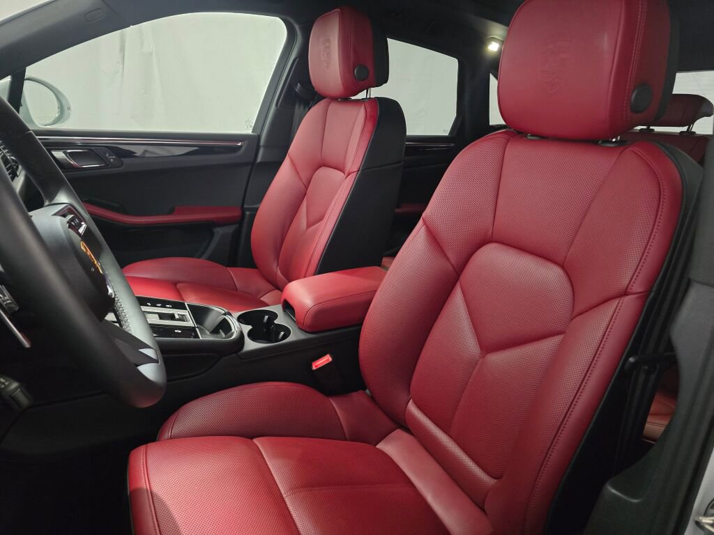 Certified 2025 Porsche Macan image 5