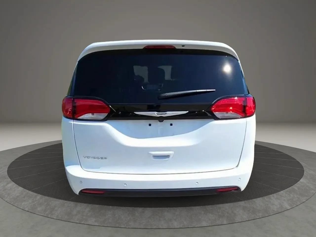 Used 2025 Chrysler Voyager LX FWD image 5