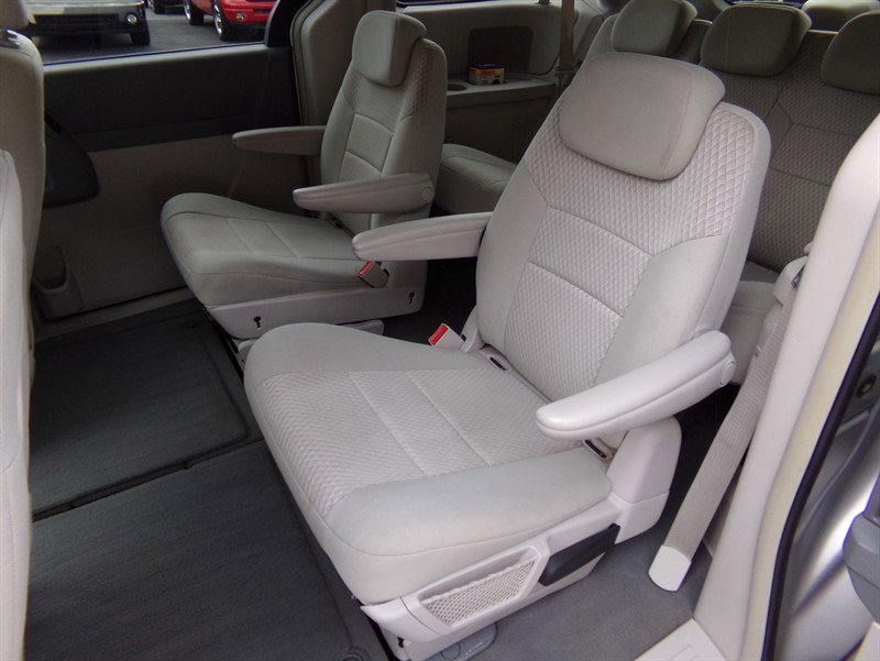 Used 2008 Chrysler Town & Country Touring FWD image 23