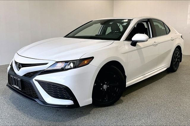 Used 2024 Toyota Camry SE image 3