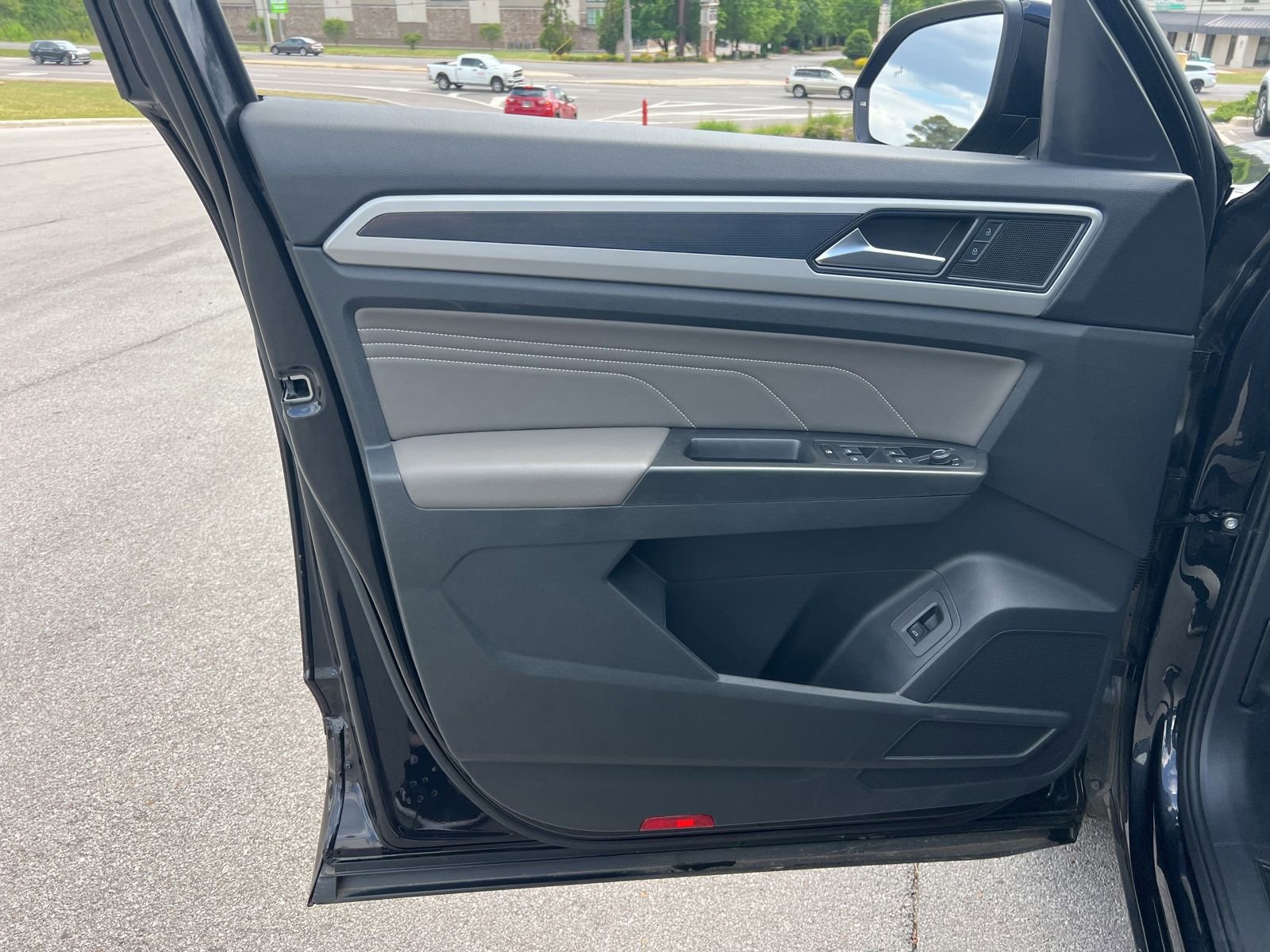 Certified 2023 Volkswagen Atlas Cross Sport SEL R-Line AWD/4WD image 30