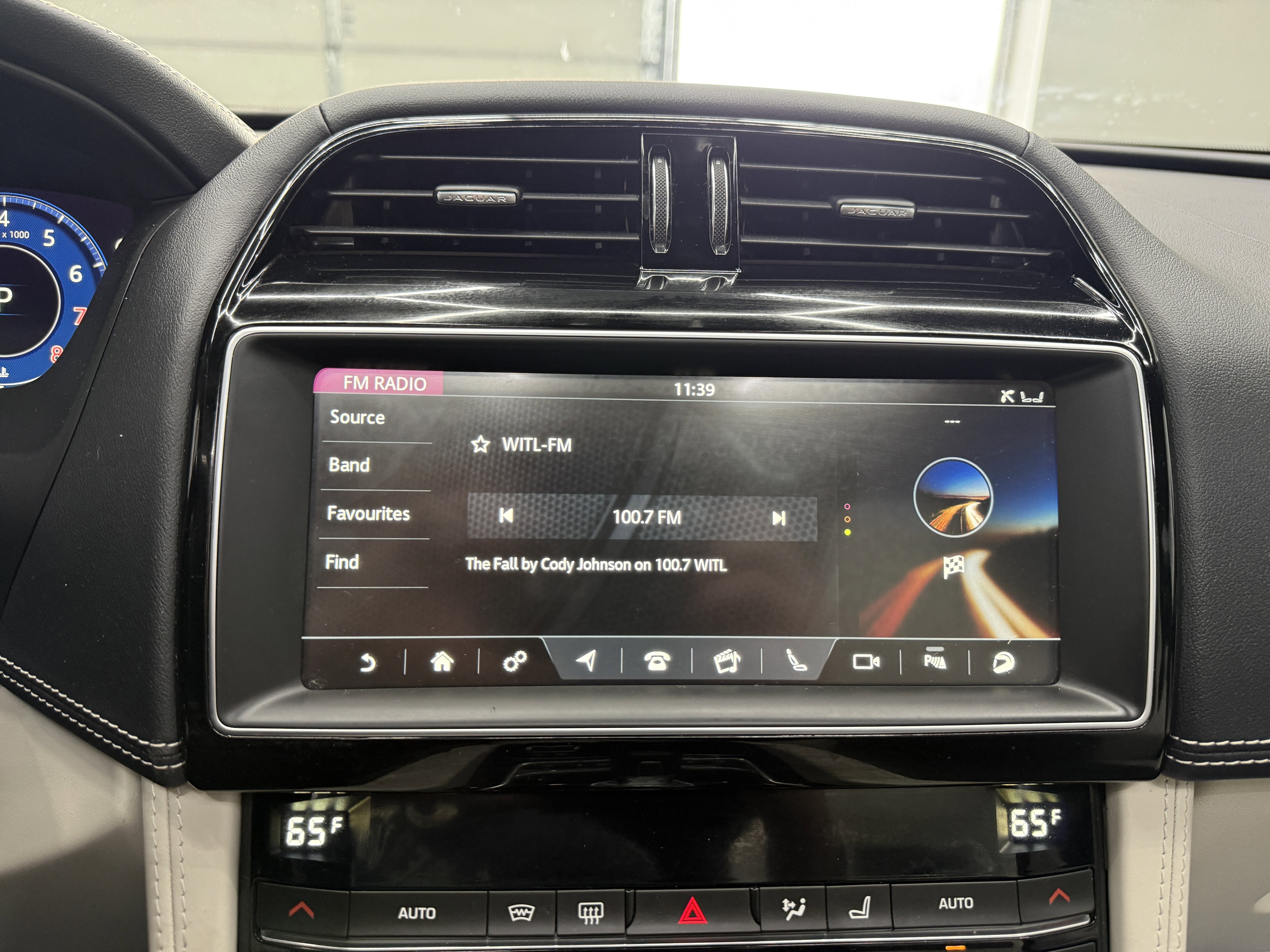 Used 2020 Jaguar F-PACE SVR image 19