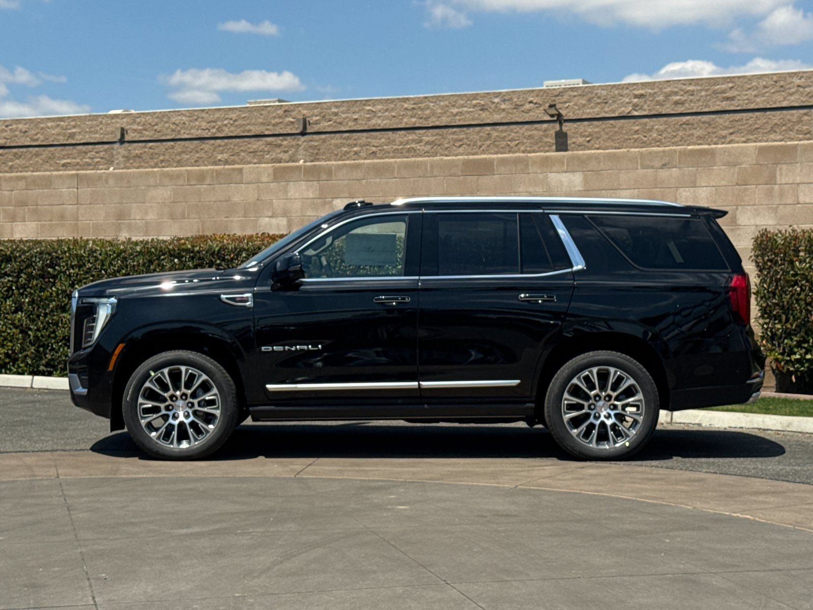 New 2026 GMC Yukon Denali w/ Denali Reserve Package AWD/4WD image 7