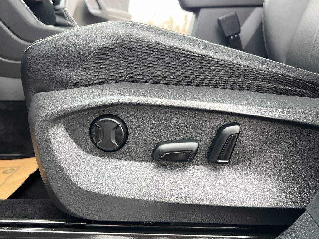 Used 2023 Volkswagen Tiguan SE R-Line image 16