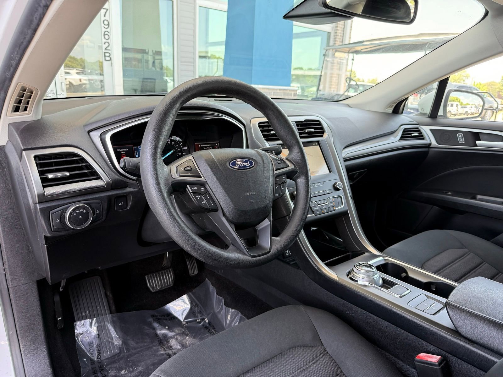 Used 2019 Ford Fusion SE FWD image 13