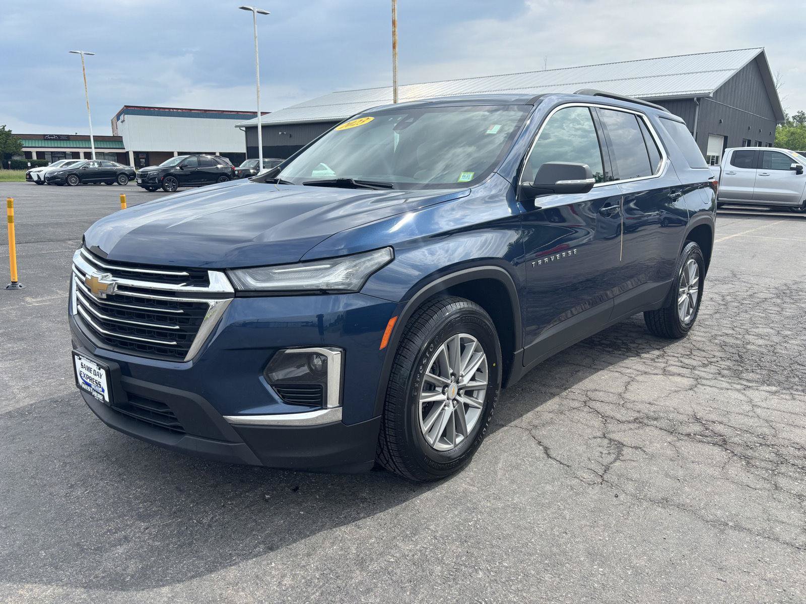 Used 2023 Chevrolet Traverse LT AWD/4WD image 3