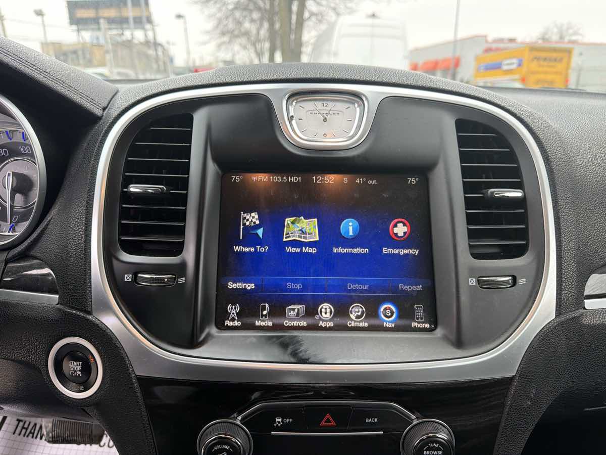 Used 2015 Chrysler 300 Limited w/ Driver Convenience Group image 31