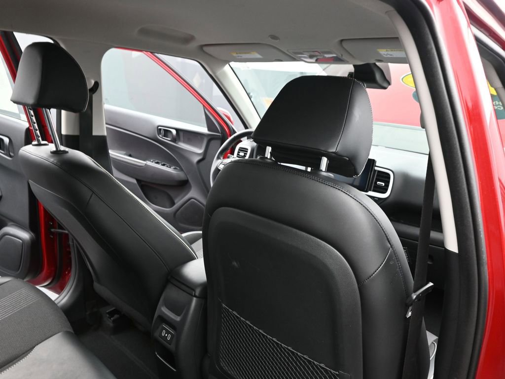 Used 2024 Hyundai Venue Limited image 12