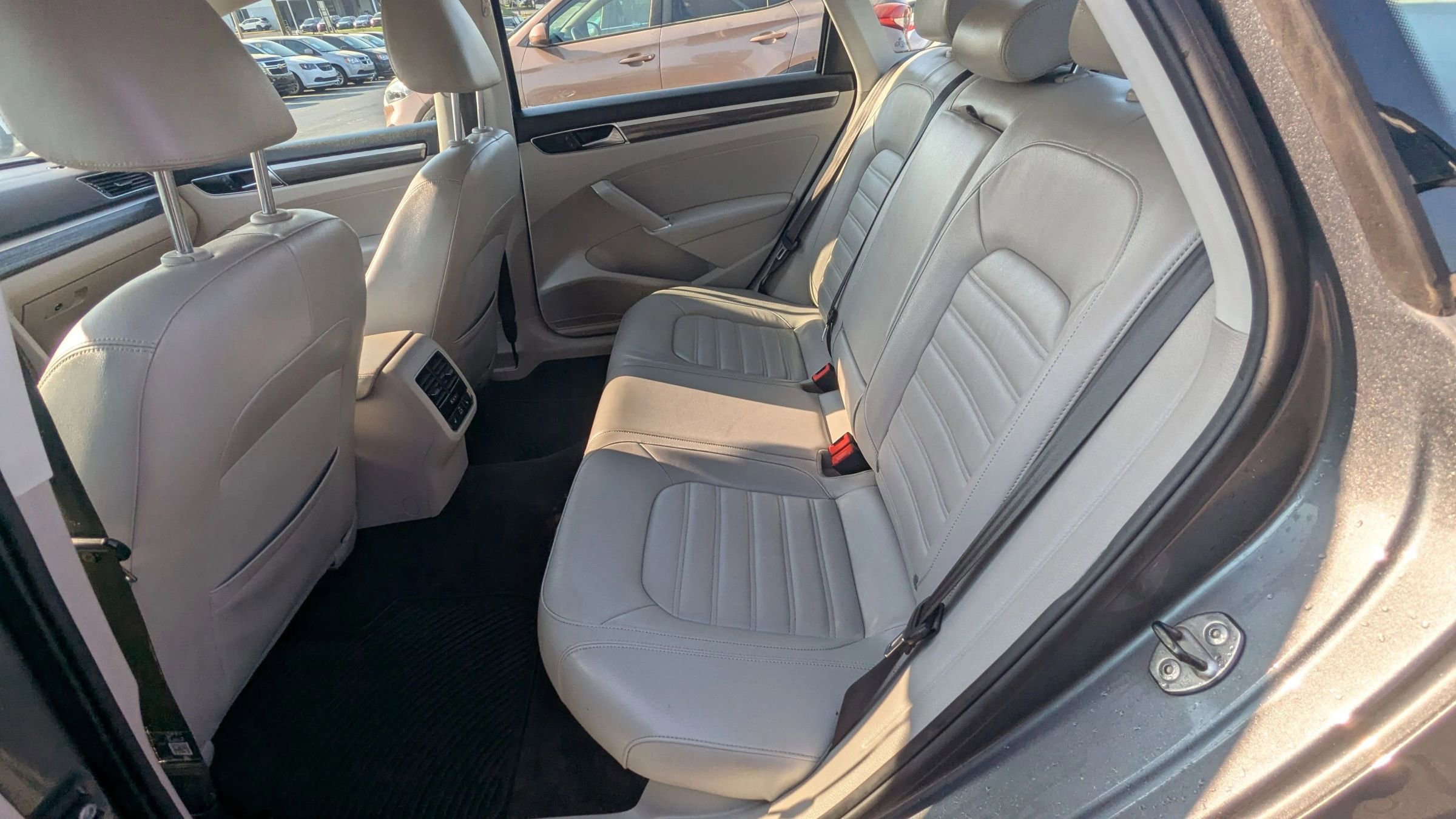 Used 2017 Volkswagen Passat 1.8T SEL Premium FWD image 12