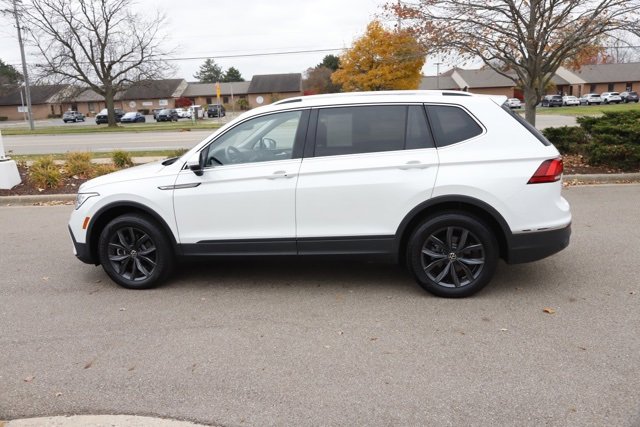 Used 2023 Volkswagen Tiguan SE w/ Panoramic Sunroof Package image 9