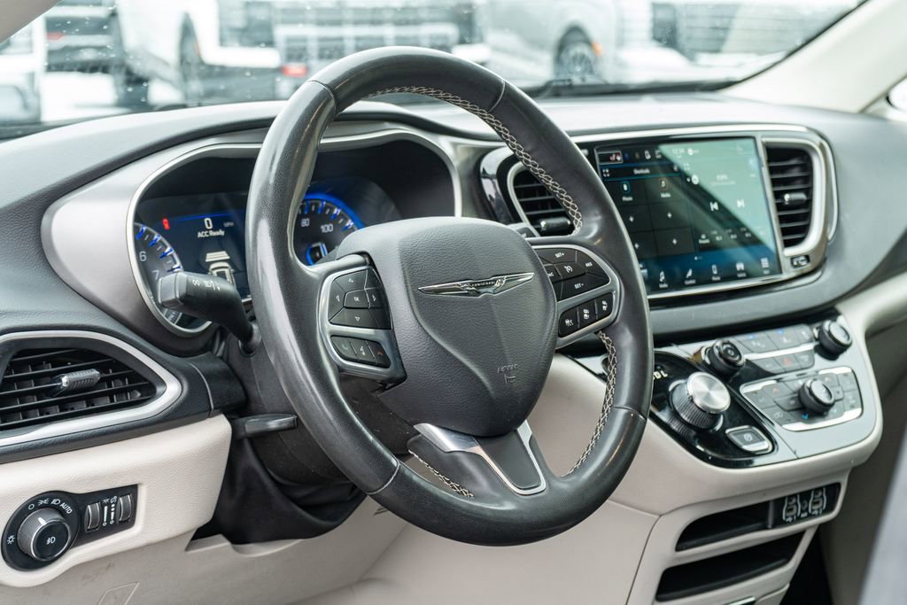 Used 2023 Chrysler Pacifica Touring-L image 32