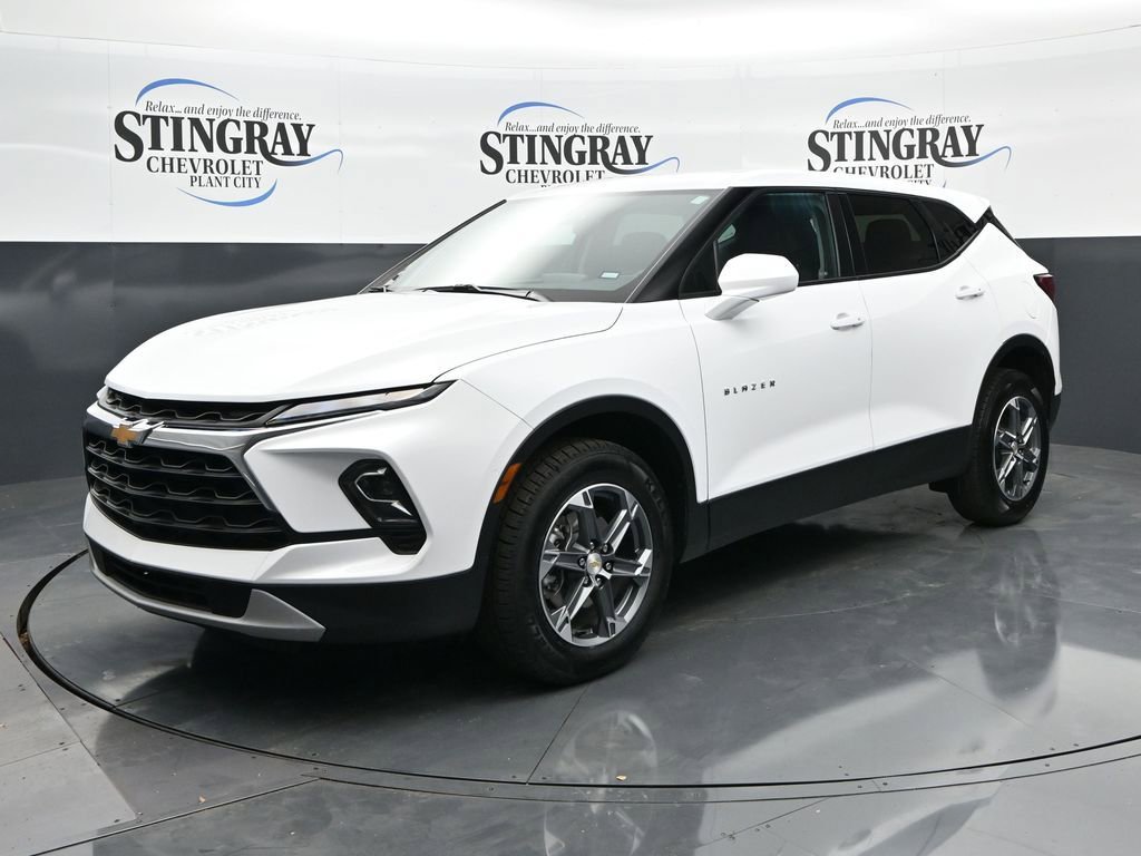 Used 2025 Chevrolet Blazer LT FWD image 3