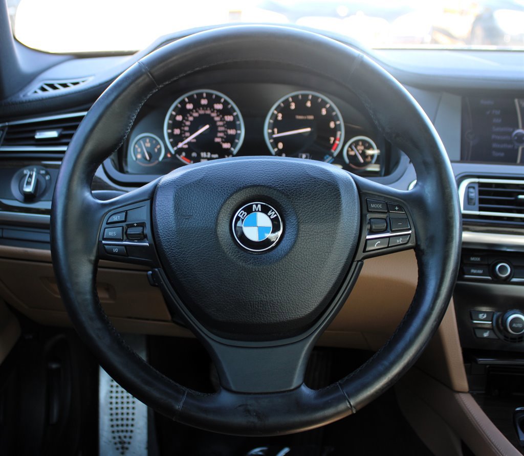 Used 2010 BMW 750i xDrive image 13