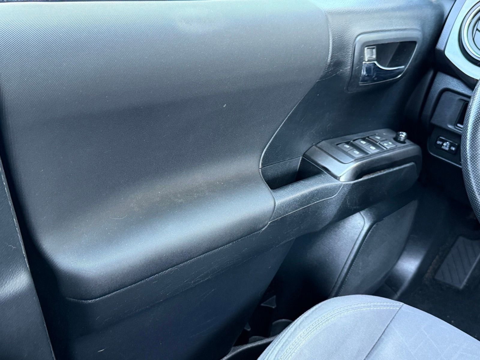 Used 2019 Toyota Tacoma TRD Sport AWD/4WD image 33