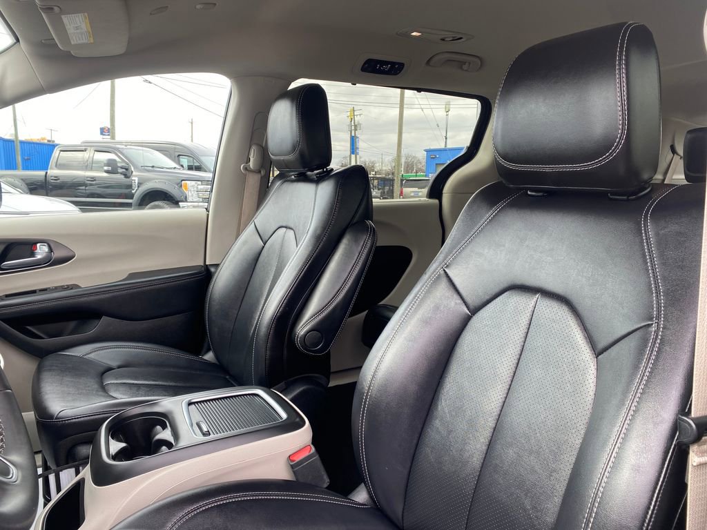 Used 2024 Chrysler Pacifica Touring-L image 9