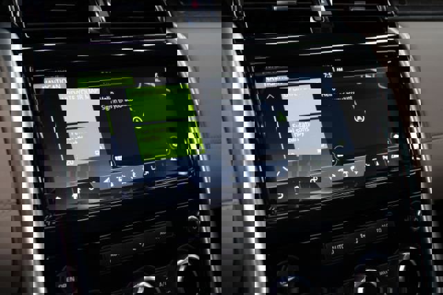 Used 2017 Land Rover Discovery HSE image 18