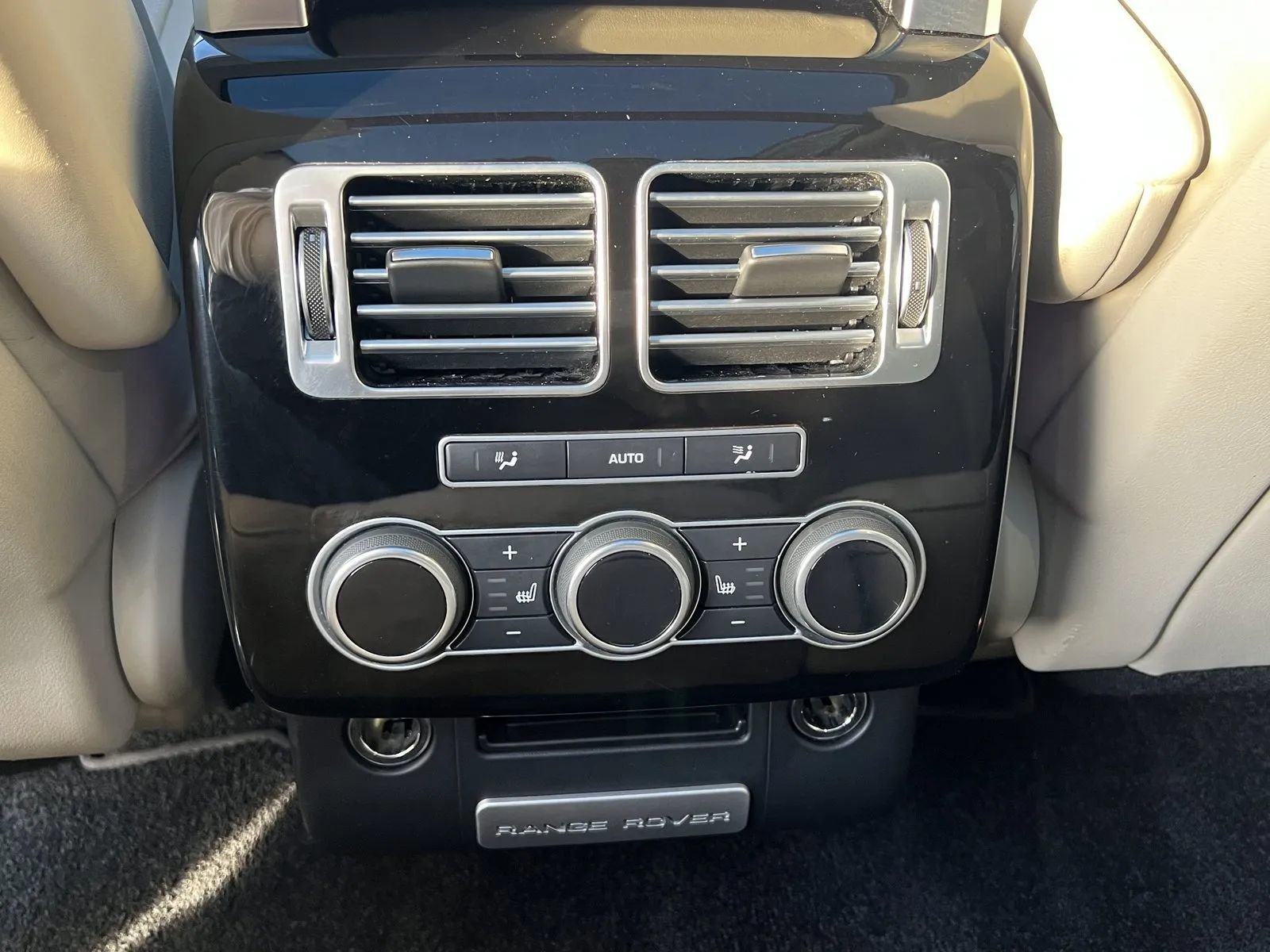 Used 2016 Land Rover Range Rover HSE image 22