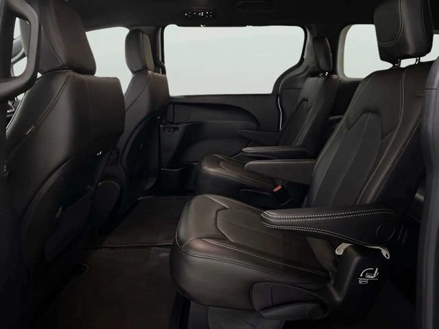 Used 2025 Chrysler Pacifica Select FWD image 20