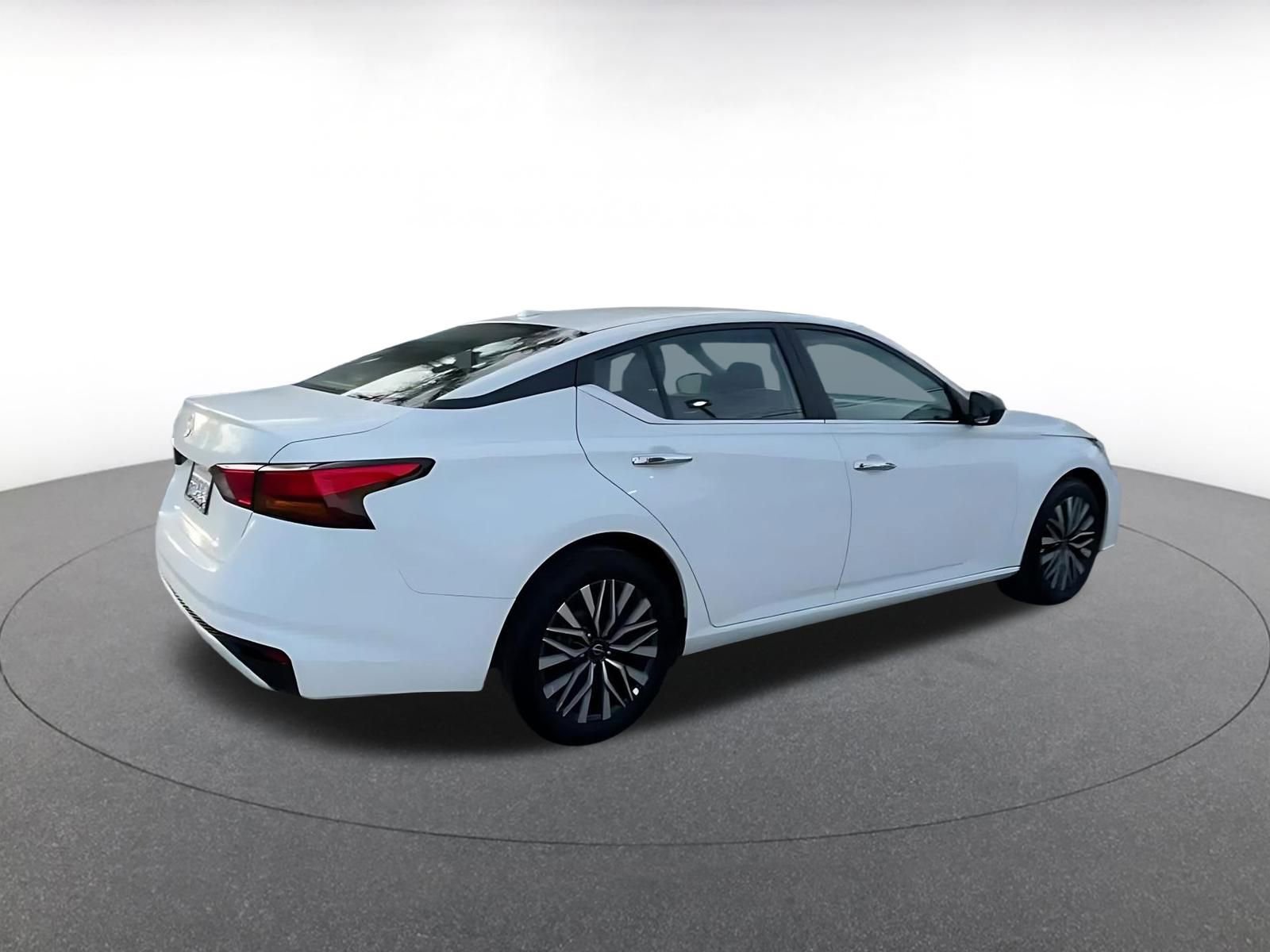 Used 2025 Nissan Altima 2.5 SV image 15