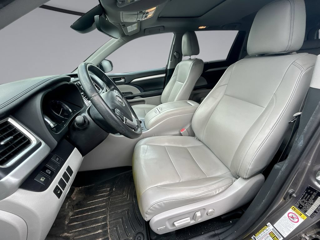 Used 2019 Toyota Highlander XLE FWD image 4