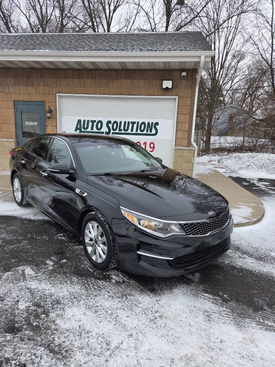 Used 2018 Kia Optima EX w/ Premium Package image 2