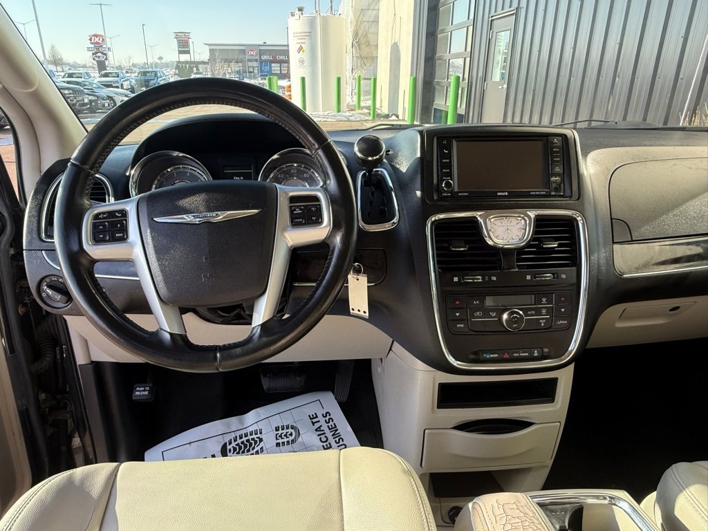 Used 2013 Chrysler Town & Country Touring image 12