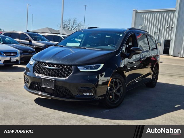 Used 2021 Chrysler Pacifica Limited w/ Uconnect Theater Family Group