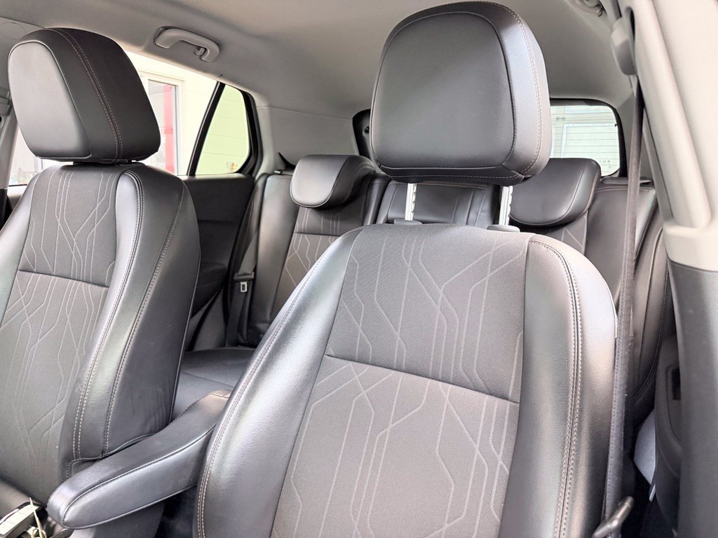Used 2020 Chevrolet Trax LT w/ LT Convenience Package FWD image 13