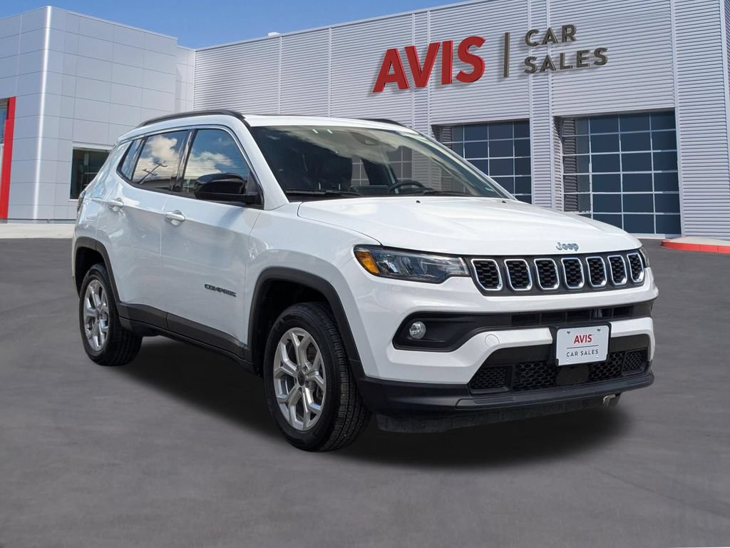 Used 2025 Jeep Compass Latitude w/ Sun & Sound Group AWD/4WD image 9