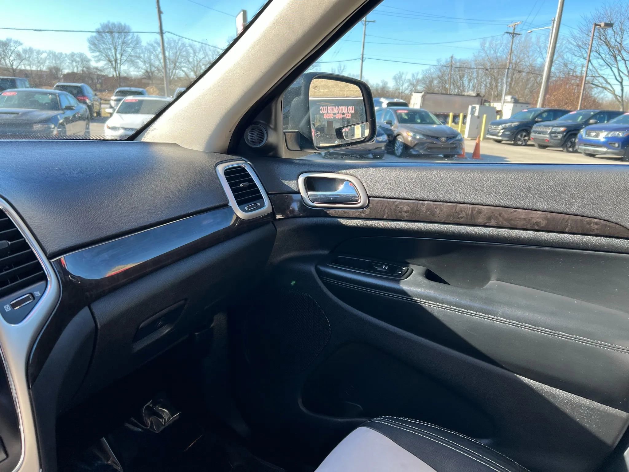 Used 2012 Jeep Grand Cherokee Laredo w/ Laredo E Group image 19