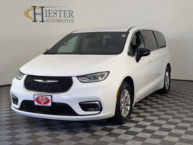 Used 2025 Chrysler Pacifica Select FWD image 4