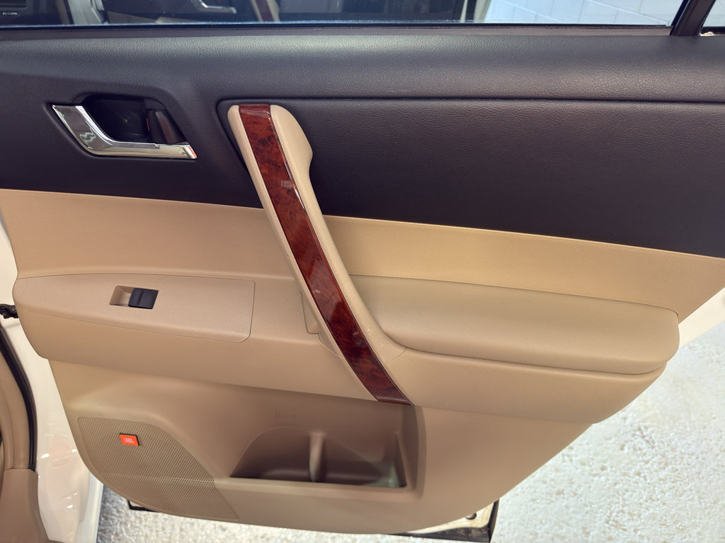 Used 2013 Toyota Highlander Limited AWD/4WD image 24