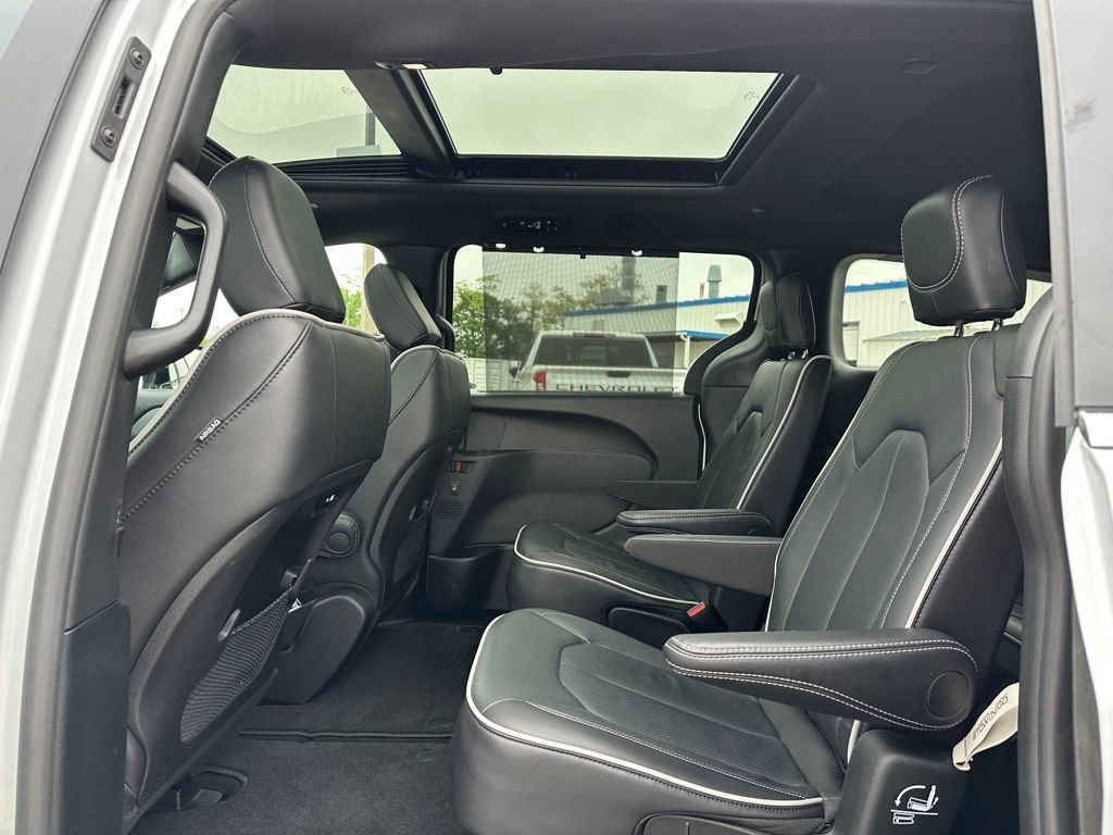 Used 2026 Chrysler Pacifica Limited FWD image 17