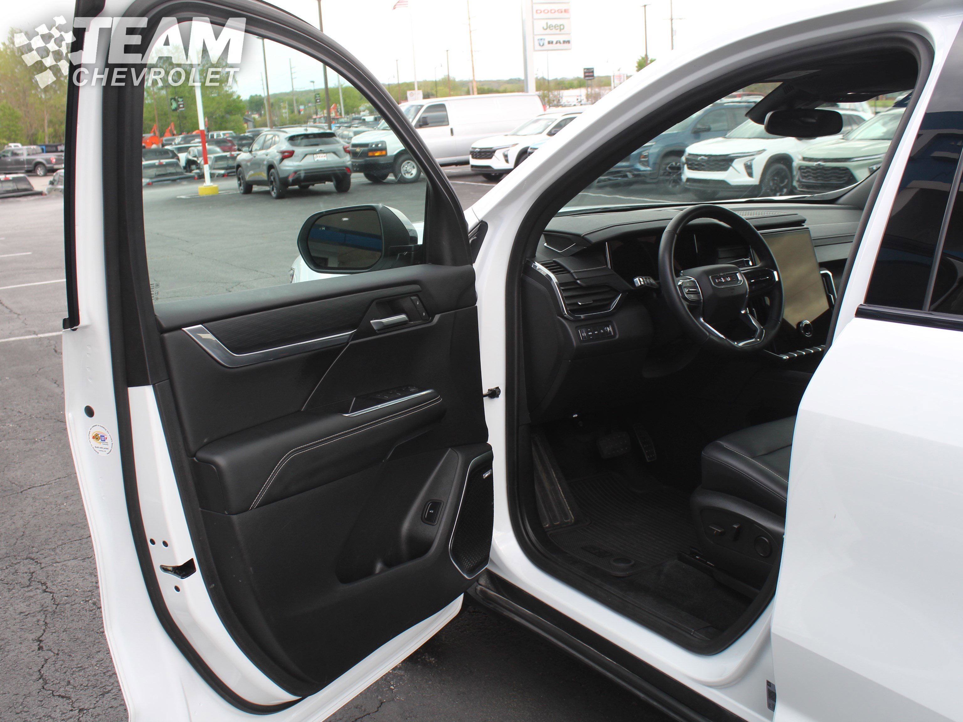 Used 2024 GMC Acadia Elevation w/ Black Edition AWD/4WD image 9