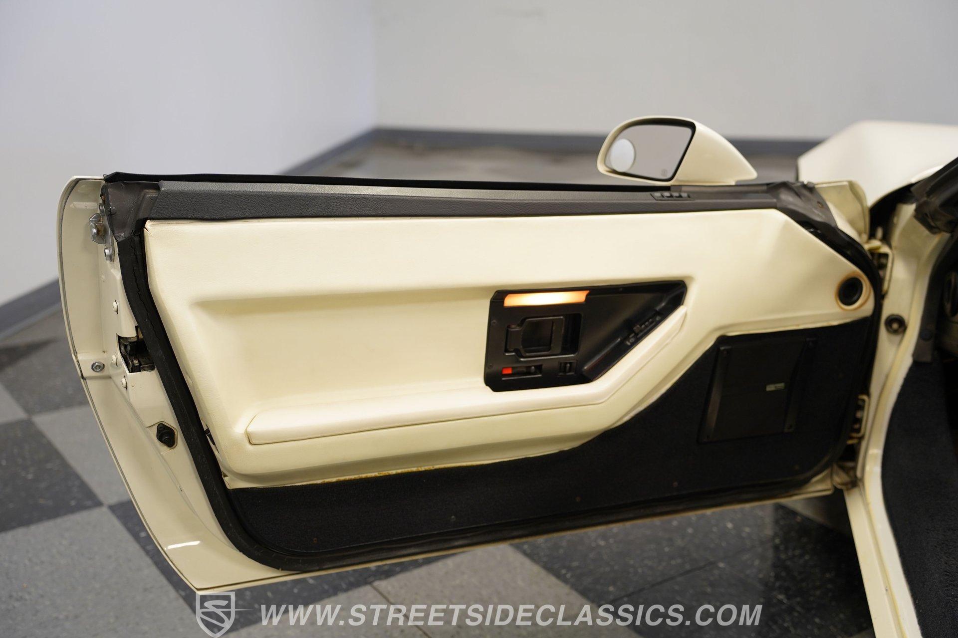 Used 1988 Chevrolet Corvette Coupe RWD image 38