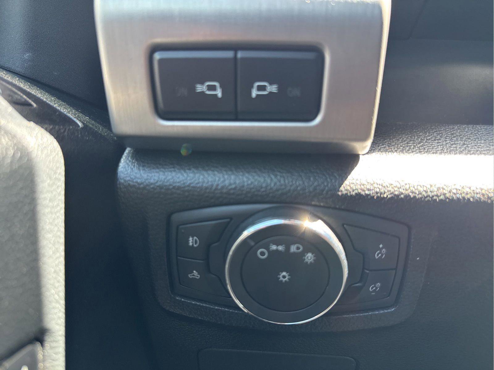Used 2015 Ford F150 Platinum w/ Equipment Group 701A Luxury AWD/4WD image 39