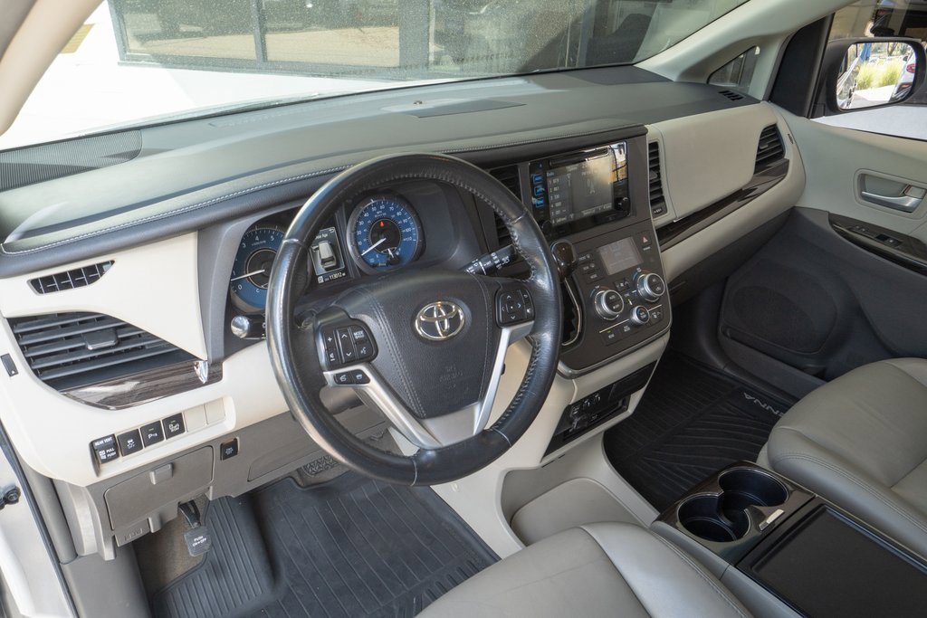 Used 2017 Toyota Sienna XLE Premium image 9
