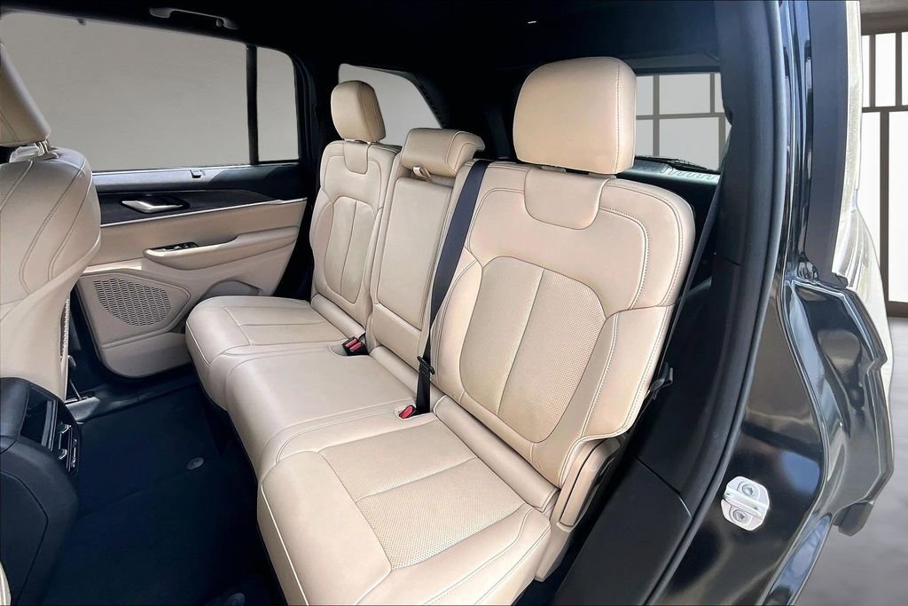 Used 2023 Jeep Grand Cherokee Limited w/ Luxury Tech Group II image 21