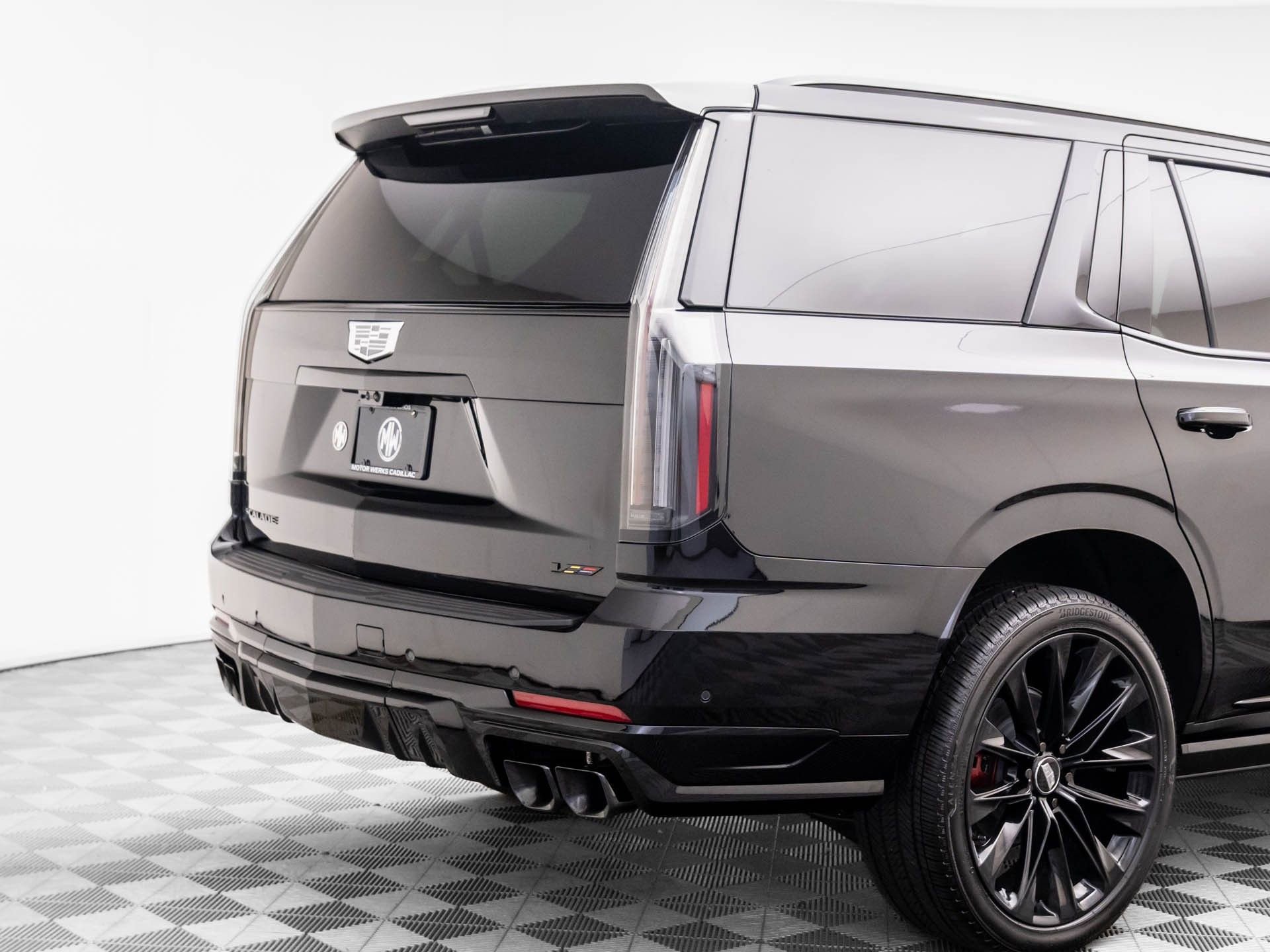 Used 2025 Cadillac Escalade V w/ LPO, ONYX Package image 39