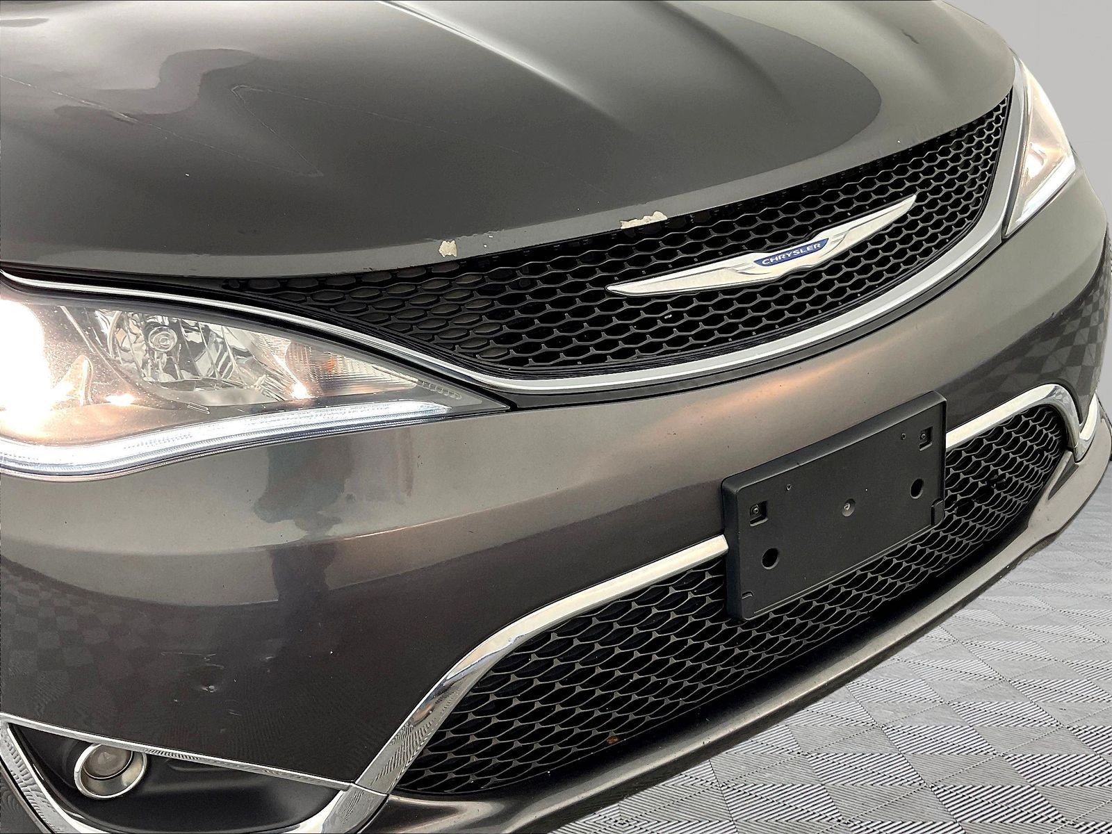 Used 2018 Chrysler Pacifica Touring-L Plus FWD image 33