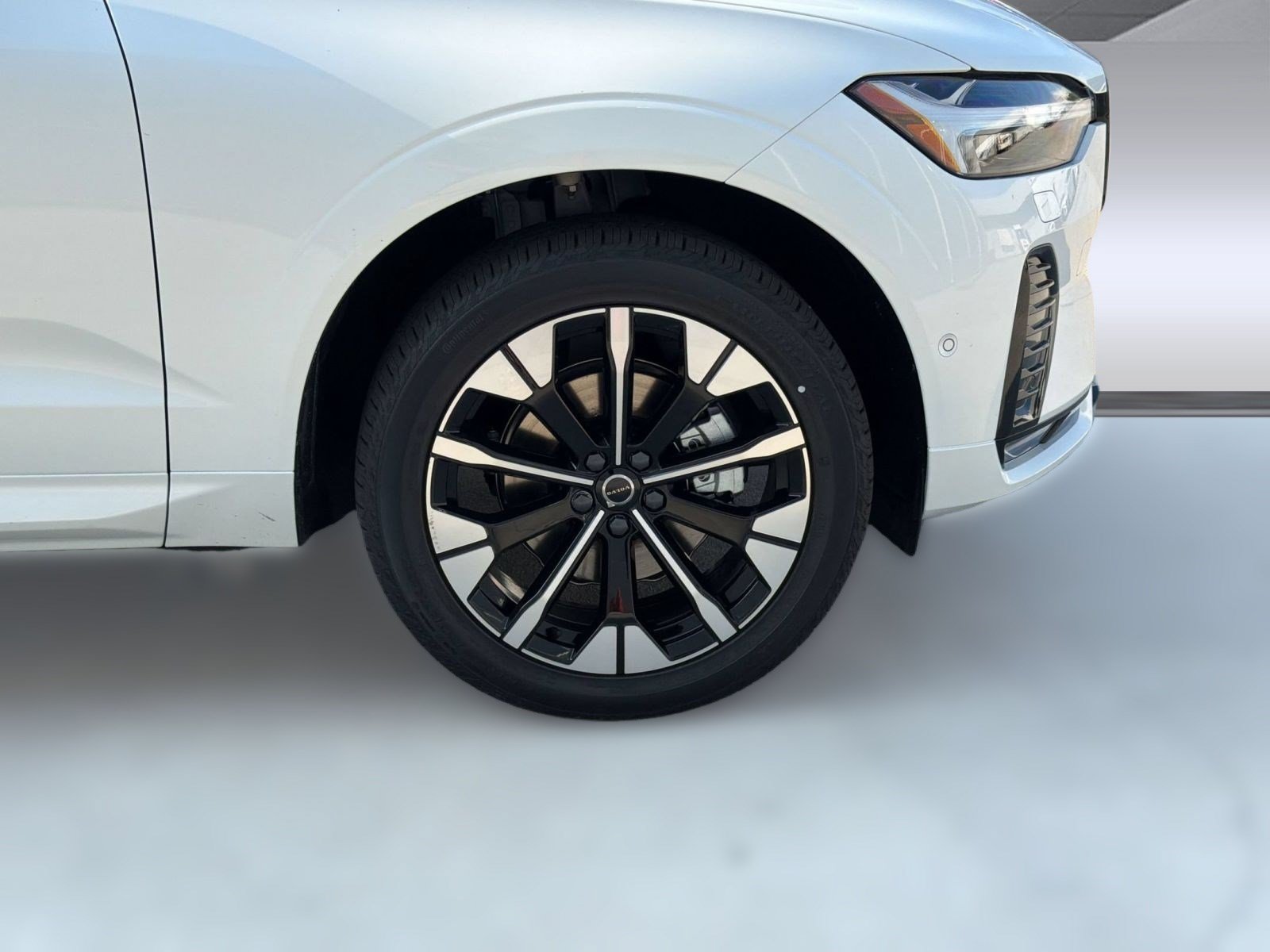 New 2026 Volvo XC60 B5 Plus w/ Protection Package Premier AWD/4WD image 11