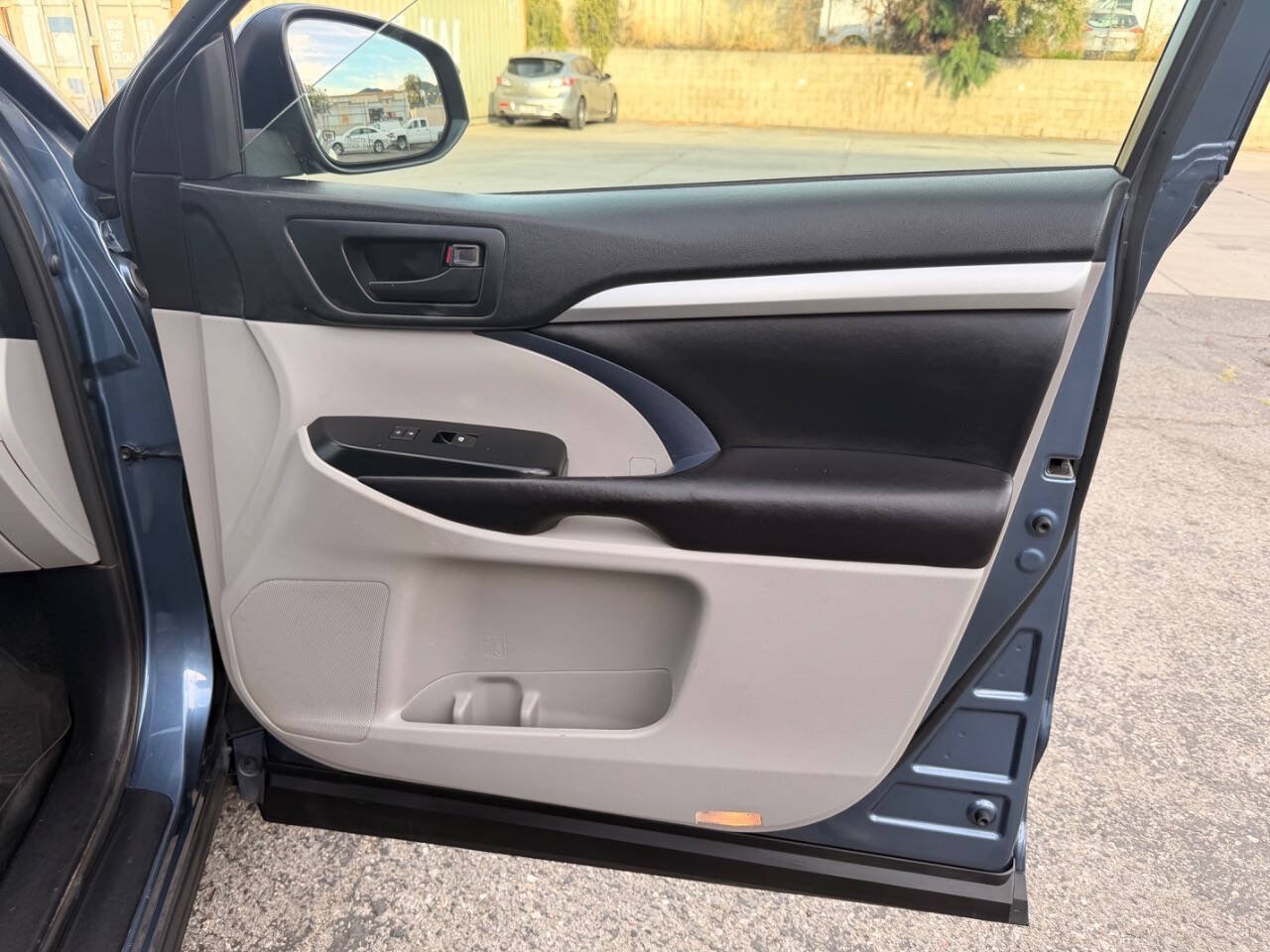 Used 2017 Toyota Highlander Plus w/ Carpet Mat Package FWD image 35