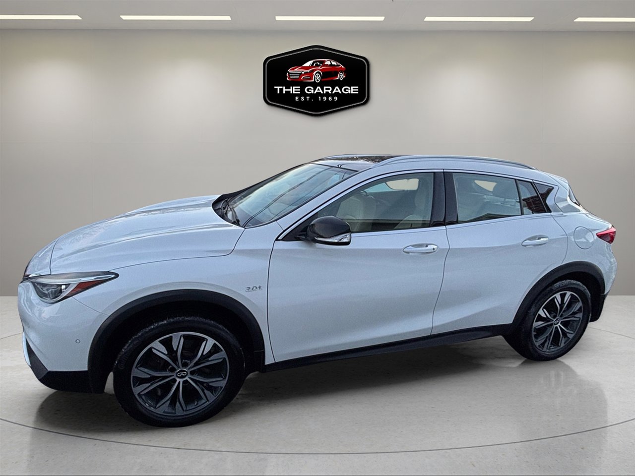 Used 2018 INFINITI QX30 Premium w/ Navigation Package image 2